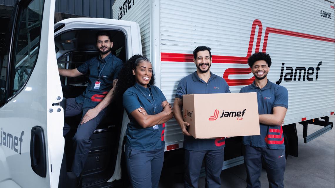Equipe Jamef ao lado de um caminhão, com uma encomenda